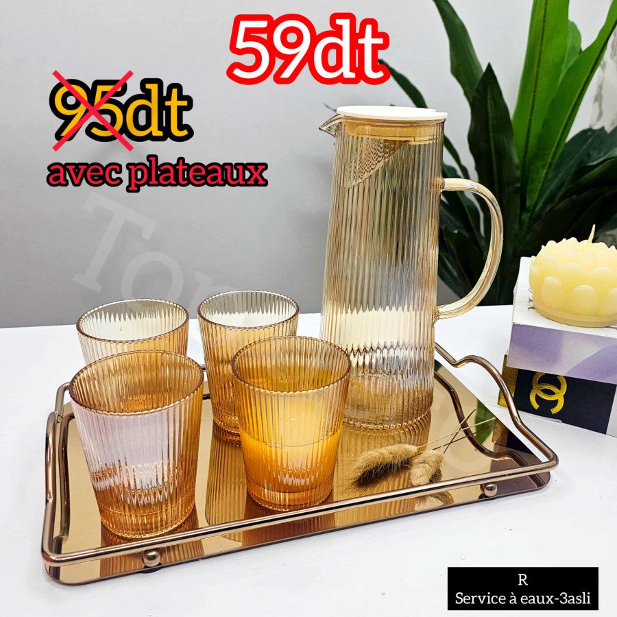 Service à Eaux design strié élégant. 4 verres avec plateau  – finition dorée